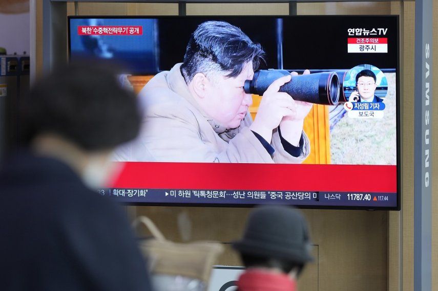 Una imagen del gobernante de Corea del Norte, Kim Jong Un, en un televisor durante un noticiero en la estación de tren de Seúl, Corea del Sur, el viernes 24 de marzo de 2023.&nbsp;