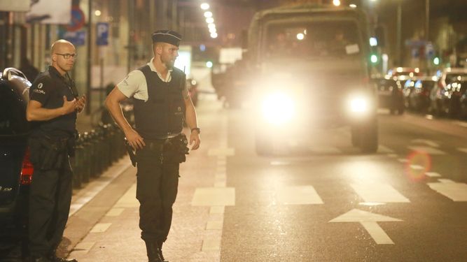 La Policía de la avenida Jacquemain custodian luego que un hombre asaltara a un soldado en Bruselas, Bélgica, 25 de agosto de 2017.&nbsp;