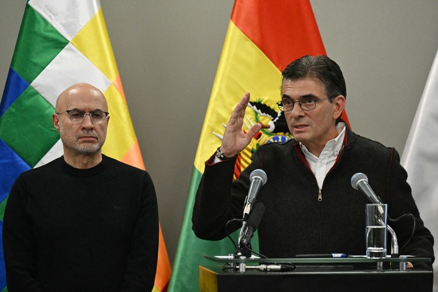 El presidente de Bolivia, Rodrigo Paz habla junto a su ministro de la Presidencia, José Luis Lupo, durante una conferencia de prensa en el Palacio Quemado de La Paz, el 20 de mayo de 2026