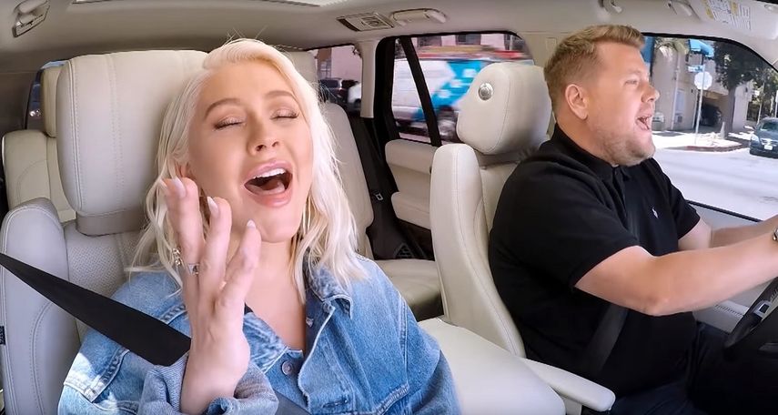 Christina Aguilera&nbsp;y&nbsp;James Corden cantando Fall in Line en Carpool Karaoke.