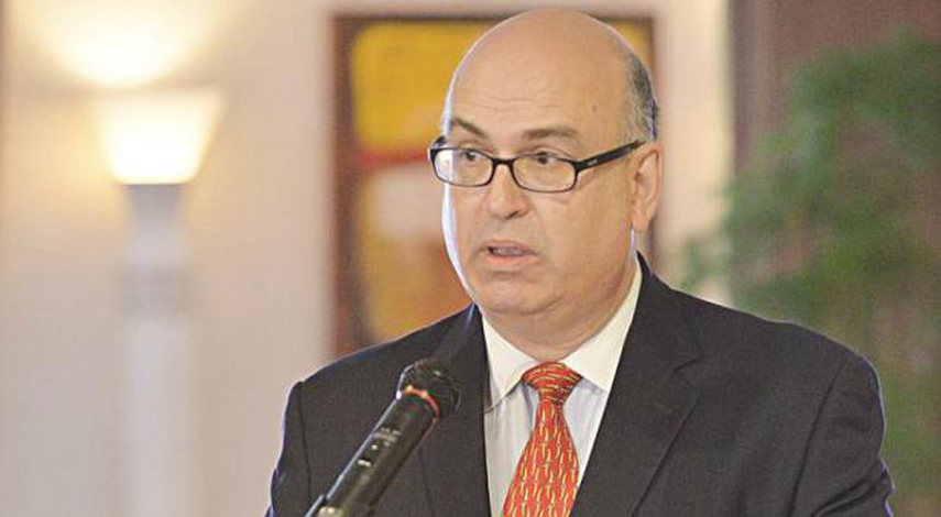 Emilio González, director del Aeropuerto Internacional de Miami, solicitó ayuda federal para reforzar el número de oficiales de inmigración. (Álvaro Mata)