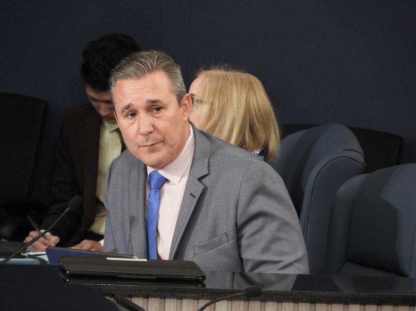 Comisionado René García en el pleno.&nbsp;