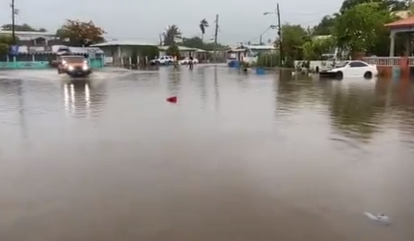 Captura de pantalla de un video colgado en Twitter de una de las calles principales .&nbsp;