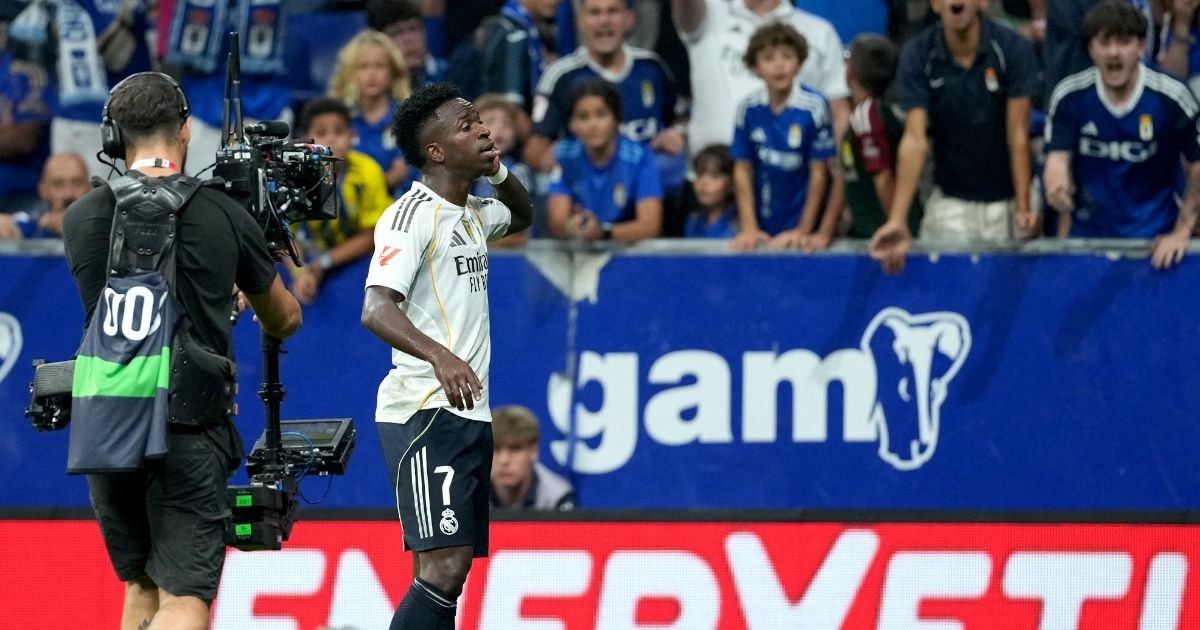El polémico gesto de Vinícius tras el segundo gol de Mbappé ante el Real Oviedo: ¿a quién iba dirigido?