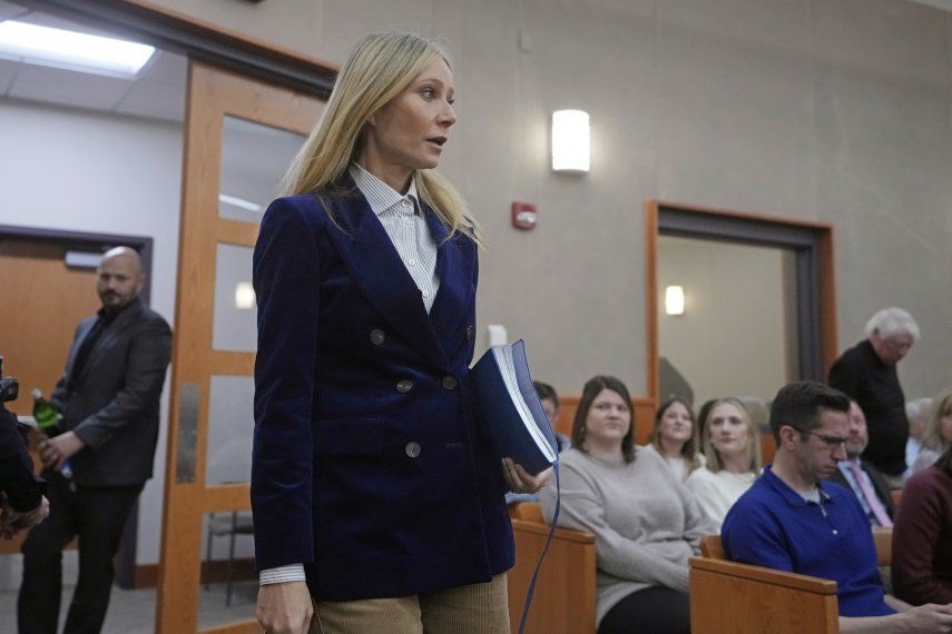 Gwyneth Paltrow ingresa a la sala del tribunal para su juicio, el jueves 30 de marzo de 2023, en Park City, Utah, donde era acusada en una demanda de chocar contra un esquiador durante unas vacaciones familiares en 2016.