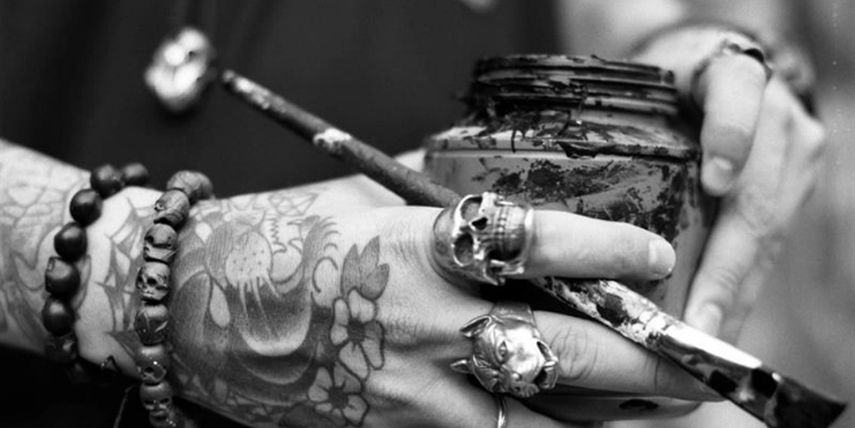 Fotografía sin fechar cedida por la galería La Kasa Roja. Tener un tatuaje en el cuerpo tiene un carácter simbólico pero no define a sus portadores (EFE)