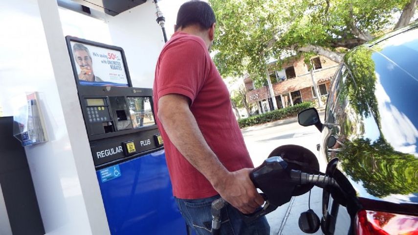 Un hombre surte de&nbsp;combustible&nbsp;su auto en una gasolinera de Miami.&nbsp;