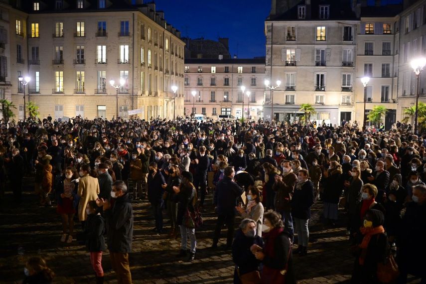 Manifestantes protestan contra las restricciones de COVID-19, el 15 de noviembre de 2020 en Versalles, en París, ya que Francia.