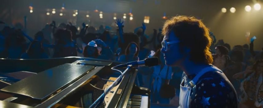 Desde la Rocket man que le da título, por el filme pasan muchos de los temas míticos de John, como Your song, Dont Go Breaking My Heart o Im Still Standing.