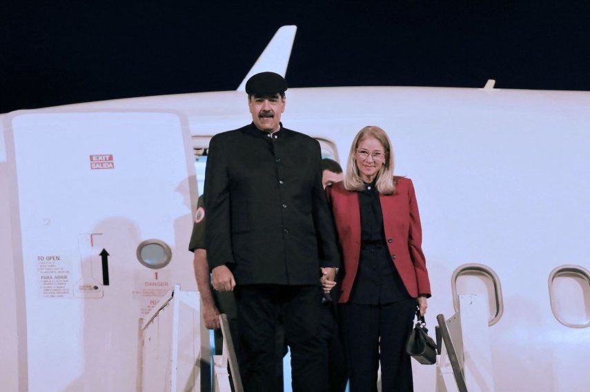 Fotografía publicada por la Presidencia venezolana que muestra al dictador venezolano Nicolás Maduro (izq.) y su esposa, Cilia Flores, desembarcando del avión al aterrizar en Brasilia el 28 de mayo de 2023.&nbsp;