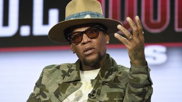 En este miércoles 13 de febrero de 2019, foto de archivo, D.L. Hughley habla durante el panel Sin censura de TV One y The DL Hughley Show durante la gira de prensa de la Winter Television Critics Association en Pasadena, California. Hughley anunció que dio positivo por COVID-19. 