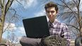 Marco Burstein, de 18 años y estudiante de Harvard de primer año, trabaja en su computadora cerca del campus de la universidad, en Cambridge, Massachusetts, el 16 de marzo de 2022.&nbsp;