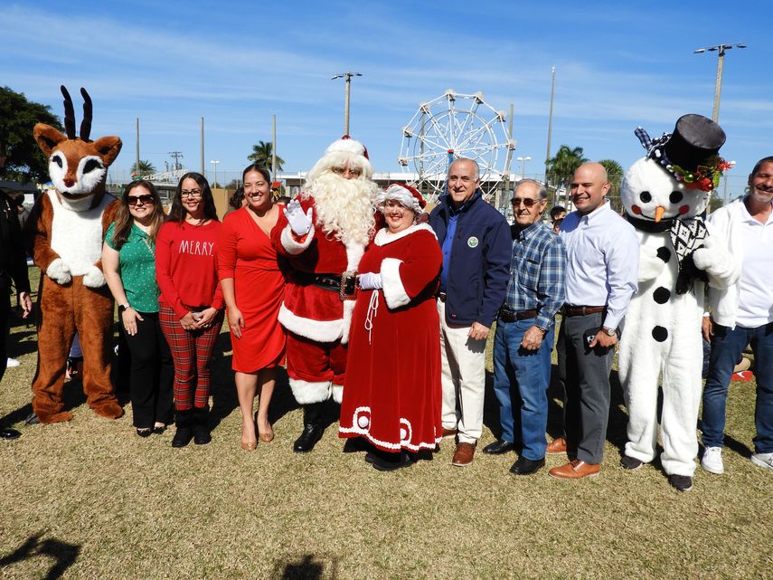 Santa Claus junto al alcalde Esteban Bovo y concejales de la ciudad.&nbsp;