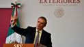 El canciller mexicano, Marcelo Ebrard, gesticula durante una conferencia de prensa sobre su participación en la IX Cumbre de las Américas en Los Ángeles, Ciudad de México.
