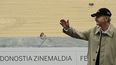 El director mexicano Felipe Cazals saluda al posar para promover la película “Chico Grande” en la 58 edición del Festival de Cine de San Sebastián, en San Sebastián, España el 17 de septiembre de 2010. El cineasta falleció el 16 de octubre de 2021 en México.
