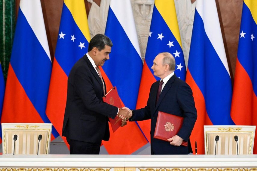 El presidente ruso, Vladimir Putin, y el gobernante venezolano, Nicolás Maduro, asisten a una ceremonia de firma tras sus conversaciones en el Kremlin de Moscú el 7 de mayo de 2025.
