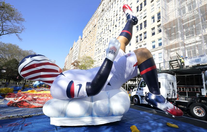 Miembros del equipo de Macys trabajan para inflar el globo Striker the US Soccer Star, que se usará en el próximo 96 Desfile del Día de Acción de Gracias de Macys, en la ciudad de Nueva York el 23 de noviembre de 2022.&nbsp;