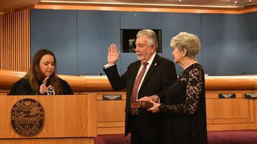Pedro J. García durante su juramentación en el auditorio de la Comisión del Condado Miami-Dade
