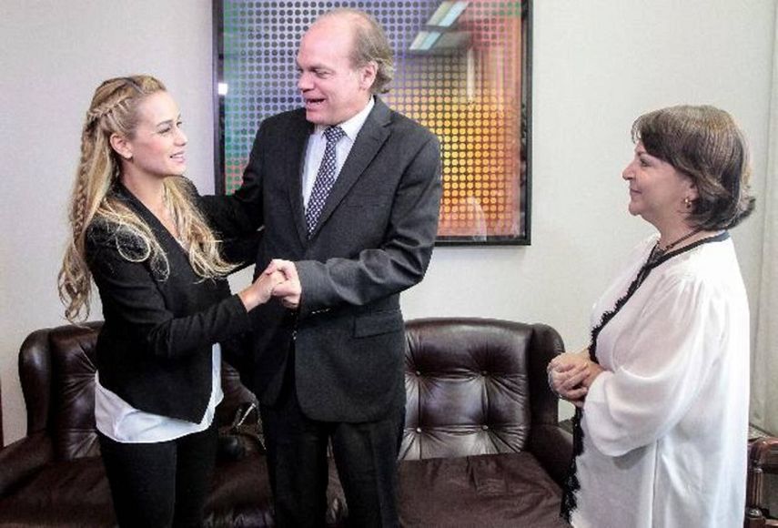En abril último, el presidente del senado chileno, Patricio Walkere, recibió a Lilian Tintori y Mitzy Ledezma, esposas de los opositores Leopoldo López y Antonio Ledezma, respectivamente (EFE/Archivo)