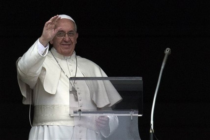 El papa Francisco imparte su bendición en el Vaticano. Foto: AP