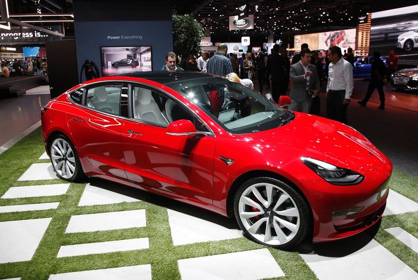 Vista de un auto Tesla Model 3 durante el show Automobility LA en Los Ángeles, California, en noviembre de 2018.