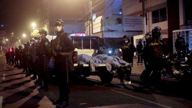 Autoridades en las afueras del local nocturno donde ocurri&oacute; la estampida en Lima, Per&uacute;.