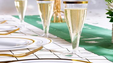 Copas desechables en una mesa