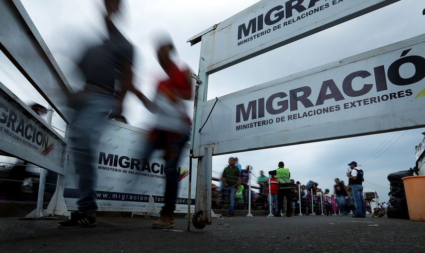 Ciudadanos venezolanos transitando por el puente internacional Simón Bolívar, en Cúcuta, Colombia, en la frontera con Venezuela.&nbsp;