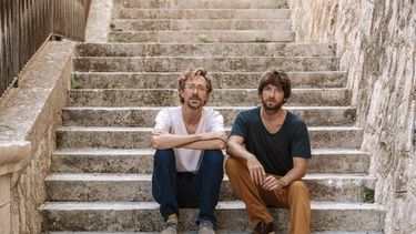 En esta fotografía proporcionada por Salvo Alibrío los integrantes del dúo indie noruego Kings of Convenience, Eirik Glambek Bøe, derecha, y Erlend Øye en el castillo medieval de Palazzolo Acreide en Sicilia, Italia, en septiembre de 2020. La banda rompió el sliencio tras 12 años con su álbum Peace Or Love”. 