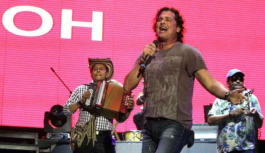 El cantautor colombiano interpreta uno de sus grandes éxitos durante un concierto en Paraguay, el 13 de octubre de 2013. (EFE)