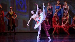 Los bailarines Katherine Barkman y Oscar Sánchez en Le Corsaire Suite.