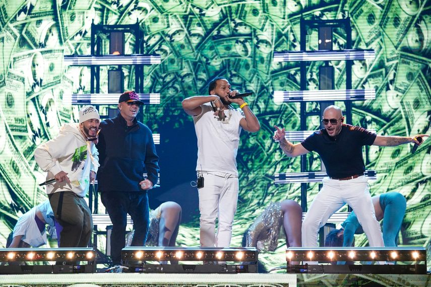 Yandel, Wisin, El Alfa y Pitbull junto al cuerpo de baile.&nbsp;