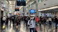 Aeropuerto de Miami con una gran cantidad de viajeros 