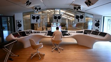 El productor discográfico francés Damien Quintard se sienta en una mesa de mezclas en el estudio Miraval en Correns, sur de Francia, el 13 de marzo de 2023. Brad Pitt escuchó hablar de este ingeniero de sonido y productor debido a la disposición sonora que preparó para la reapertura del MoMA.