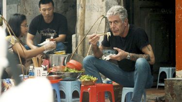 En esta imagen difundida por Focus Features, Anthony Bourdain en una escena del documental de Morgan Neville Roadrunner. La película se estrenó en el Festival de Tribeca el viernes 11 de junio de 2021.&nbsp;
