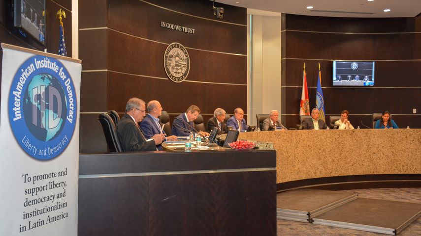 El foro Libertad de prensa en las Américas se realizó en la sede el Ayuntamiento de Doral.