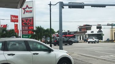 El precio de la gasolina fluctúa acorde a la oferta y la demanda del combustible.