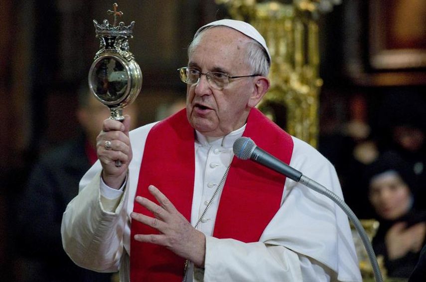 El papa Francisco durante una misa el sábado en Nápoles, Italia. (EFE)
