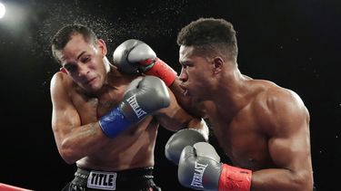 En esta fotograf&iacute;a de archivo del 27 de octubre de 2018, Patrick Day, derecha, golpea a Elvin Ayala durante una pelea por el t&iacute;tulo superw&eacute;lter del CMB en Nueva York. Day falleci&oacute; el mi&eacute;rcoles 16 de octubre de 2019, cuatro d&iacute;as despu&eacute;s de sufrir lesiones en la cabeza en un combate con Charles Conwell. Ten&iacute;a 27 a&ntilde;os.&nbsp;