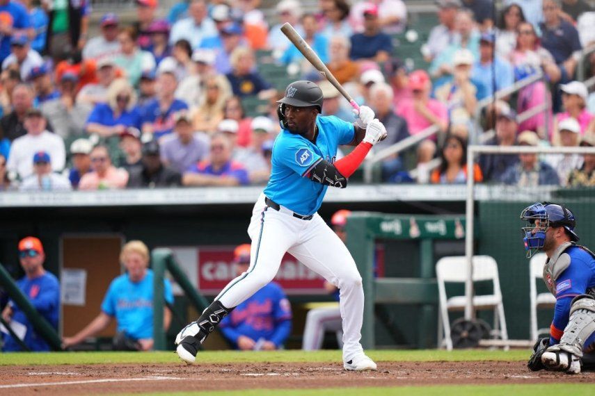 El jardinero de los Marlins de Miami, Jesús Sánchez, consume un turno al bate durante un juego primaveral, el 26 de febrero de 2025.