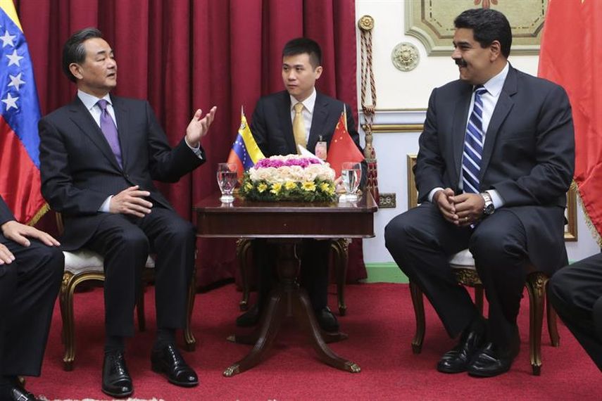 El presidente de Venezuela Nicolás Maduro hablando con el ministro de Relaciones Exteriores de China Wang Yi. Foto: Prensa Miraflores