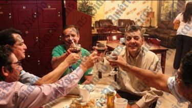 De frente, el excongresista David Rivera con Al Gutman. A la izquierda los diputados Daniel Ortega Reyes (FSLN, de lentes y camisa manga larga), expresidente del Parlamento Centroamericano (Parlacen); y Carlos Remberto Gonz&aacute;lez, diputado del Parlacen y aliado del izquierdista Frente Farabundo Mart&iacute; (FMLN), reunidos a inicios de septiembre del 2012, en la ciudad de Miami, se presume el encuentro&nbsp;fue en Cuban Crafters, uno de sus accionistas era Gutman. Kike Berger, un industrial del tabaco que habr&iacute;a ayudado a Rivera. Ambos ya fallecieron, Gutman en febrero de 2019 y Berger en 2014. El &uacute;ltimo habr&iacute;a sido la persona que compr&oacute; los pasajes Alliegro y la ayud&oacute; en Nicaragua, de acuerdo con declaraciones de Alliegro.