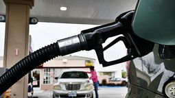 Imagen en una gasolinera. Un&nbsp;alivio en el precio de la gasolina.
