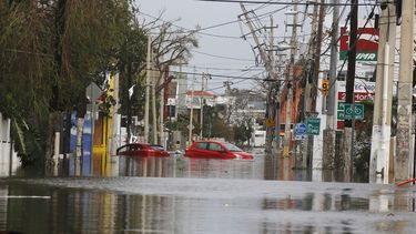 Dos coches flotan en una calle totalmente inundada en San Juan (Puerto&nbsp;Rico).&nbsp;&nbsp;