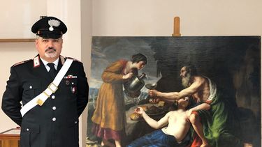 Esta foto publicada el 1 de abril de 2021 por la Oficina de Prensa de Carabinieri muestra el óleo sobre lienzo del siglo XVII Loth avec ses deux filles lui servant ˆ boire atribuido al artista francés Nicolas Poussin (Les Andelys 1594 - Roma 1665). La pintura fue hallada en Italia.&nbsp;