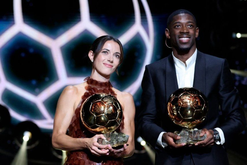 El delantero francés del París Saint-Germain, Ousmane Dembélé (derecha), y la centrocampista española del Barcelona, Aitana Bonmatí, posan después de recibir los premios Balón de Oro durante la ceremonia de entrega en el Teatro du Châtelet en París, el 22 de septiembre de 2025.
