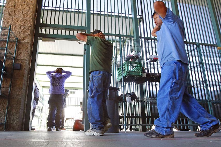 En esta fotografía del 9 de agosto de 2012 unos inmigrantes son transferidos fuera de un centro de detención en el sector de Tucson Oficina de Aduanas y Protección Fronteriza de Estados Unidos en Tucson, Arizona. 