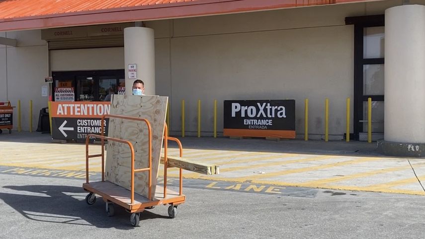 Una persona se abastece de madera en una ferreter&iacute;a de Miami-Dade.