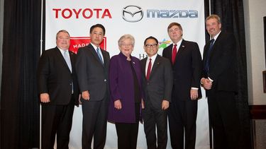 La gobernadora de Alabama, Kay Ivey, y el alcalde de la localidad de Huntsville, Tommy Battle, han comparecido junto a los líderes de Mazda y Toyota.