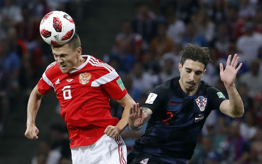 Denis Cheryshev, de Rusia (izq.), y Sime Vrsaljko, de Croacia, en acción durante el partido de cuartos de final de la Copa Mundial de la FIFA 2018 en Sochi, Rusia, este 7 de julio de 2018.